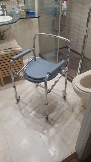 Silla de baño de acero con ruedas. 