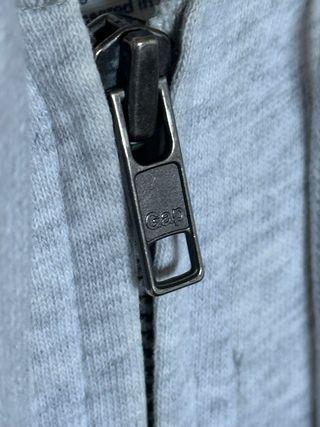 Chaqueta con capucha GAP gris