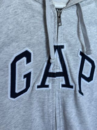 Chaqueta con capucha GAP gris