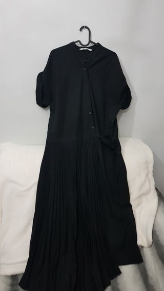 Vestido midi Zara negro plisado asimétrico 