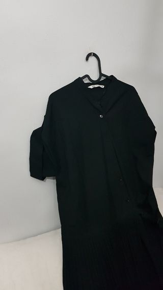 Vestido midi Zara negro plisado asimétrico 