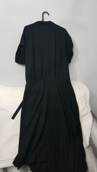 Vestido midi Zara negro plisado asimétrico 