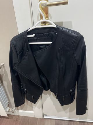 Cazadora negra tipo biker en perfecto estado