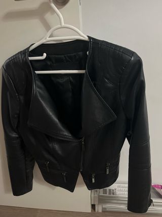 Cazadora negra tipo biker en perfecto estado