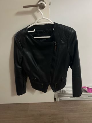 Cazadora negra tipo biker en perfecto estado
