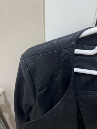 Cazadora negra tipo biker en perfecto estado