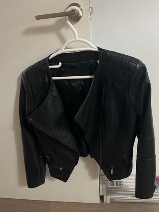Cazadora negra tipo biker en perfecto estado