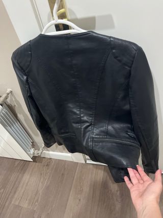 Cazadora negra tipo biker en perfecto estado