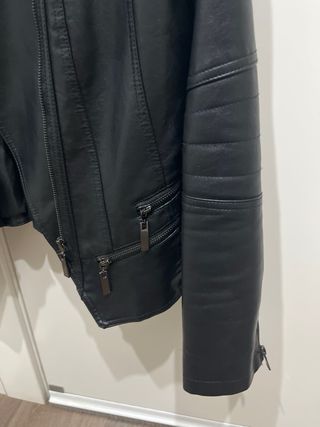 Cazadora negra tipo biker en perfecto estado