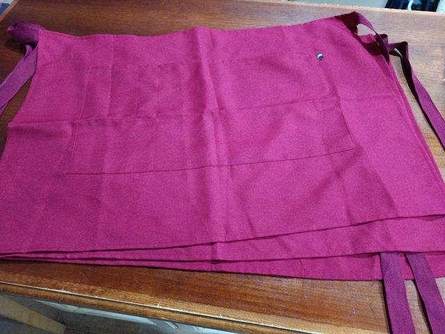 Mandil camarero corto burdeos.