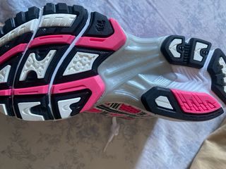 Zapatilla ASICS mujer rosa y plateada