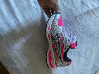 Zapatilla ASICS mujer rosa y plateada