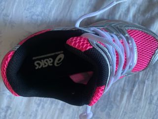 Zapatilla ASICS mujer rosa y plateada