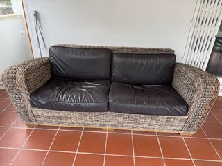 Sofá +2 sillas de mimbre y cuero para terraza