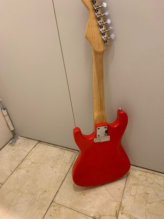 Guitarra Roja y Blanca