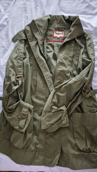 Trench Pepe Jeans verde oliva. 
Talla L como una M