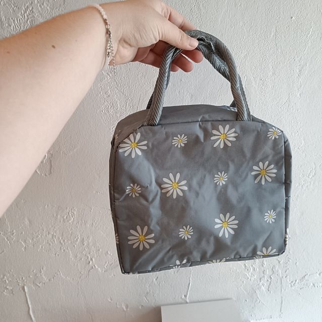 Bolsa nevera gris con estampado floral. A estrenar