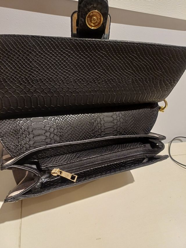 Bolso estampado animal print con cadena dorada