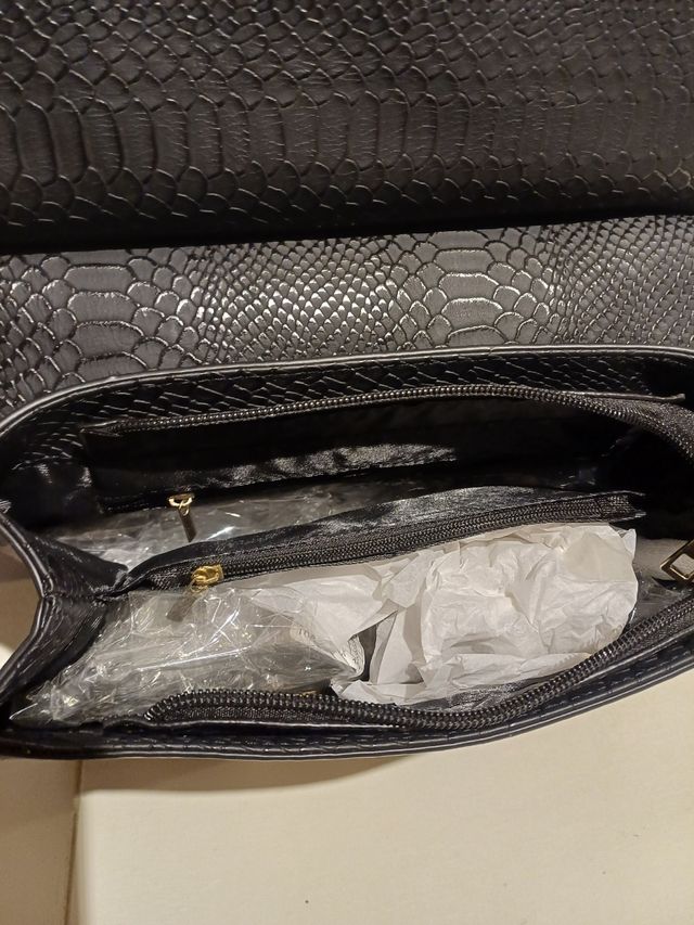 Bolso estampado animal print con cadena dorada