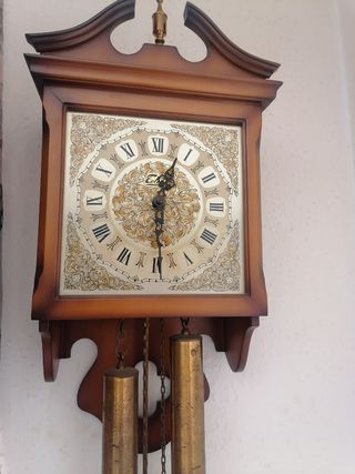 Reloj de péndulo antiguo de madera
