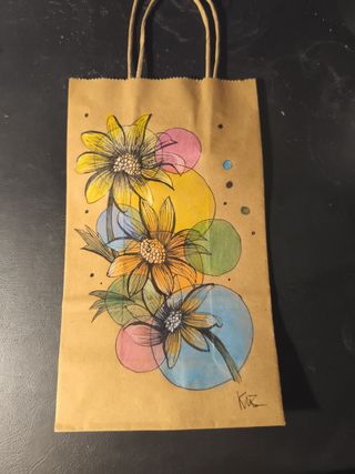 Bolsa kraft decorada con flores