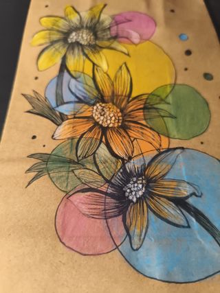 Bolsa kraft decorada con flores