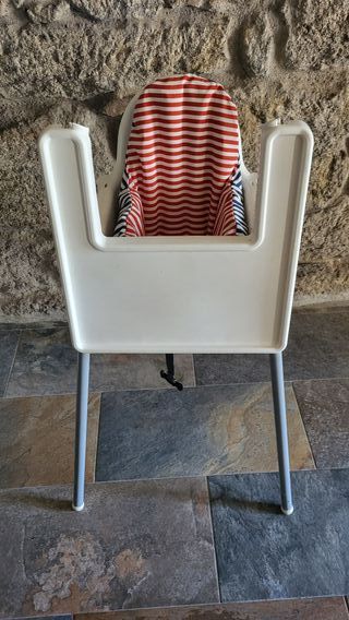 Trona Ikea con cojín rayas