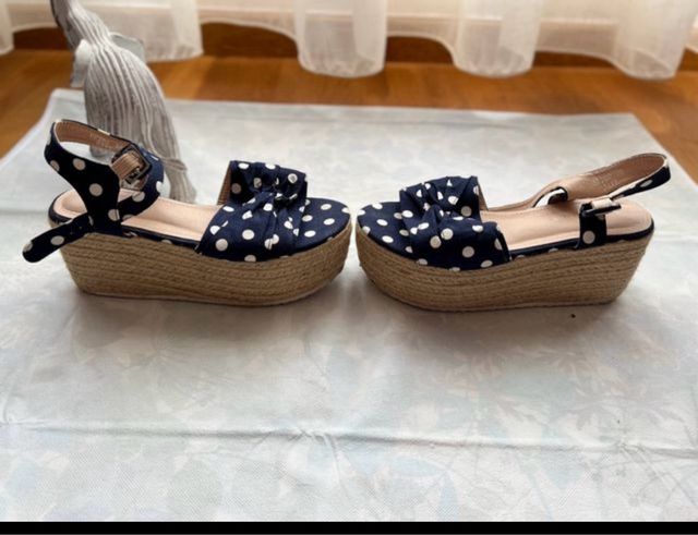 Sandalias cuña lunares azul y blanco