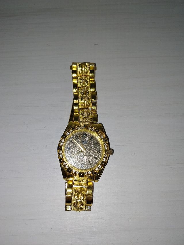 Reloj dorado.