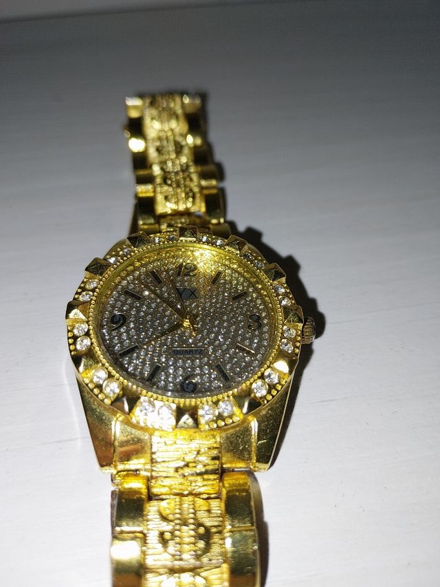 Reloj dorado.