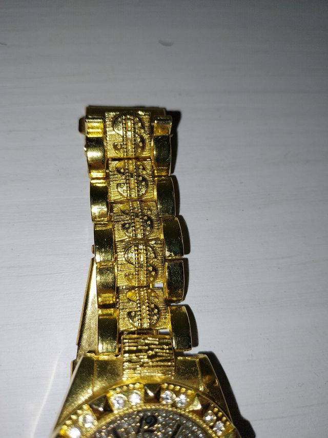 Reloj dorado.