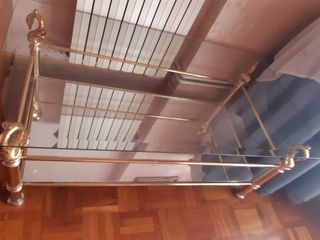 Mesa de cristal y latón con cisnes