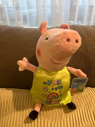 Muñeca Peppa Pig con vestido The World is Better T
