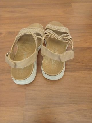 Sandalias Beige Tiras Cómodas