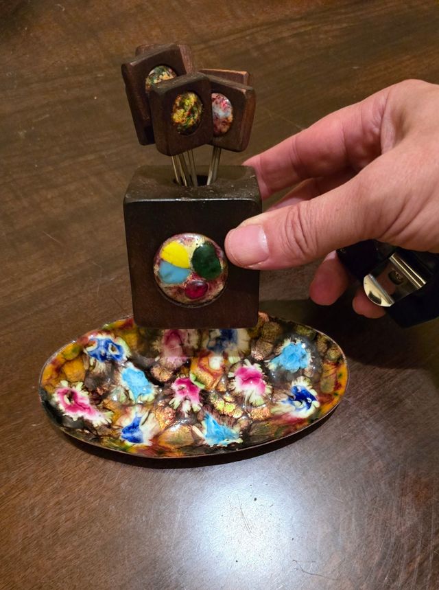 Plato y pinchos esmaltados para aperitivo años 70