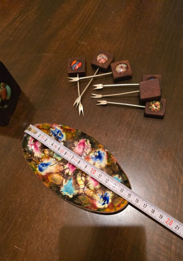 Plato y pinchos esmaltados para aperitivo años 70