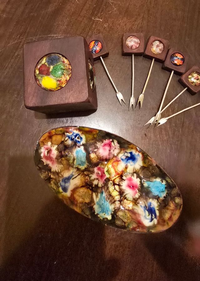 Plato y pinchos esmaltados para aperitivo años 70