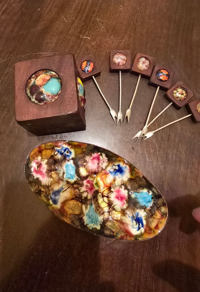 Plato y pinchos esmaltados para aperitivo años 70