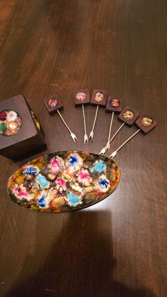 Plato y pinchos esmaltados para aperitivo años 70