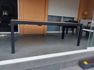 Se vende mesa extensible de aluminio y madera.