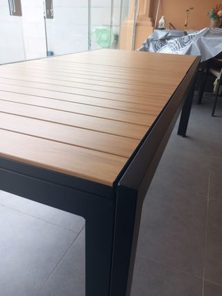Se vende mesa extensible de aluminio y madera.