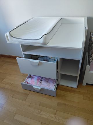 Cambiador y escritorio blanco con cajones y estant