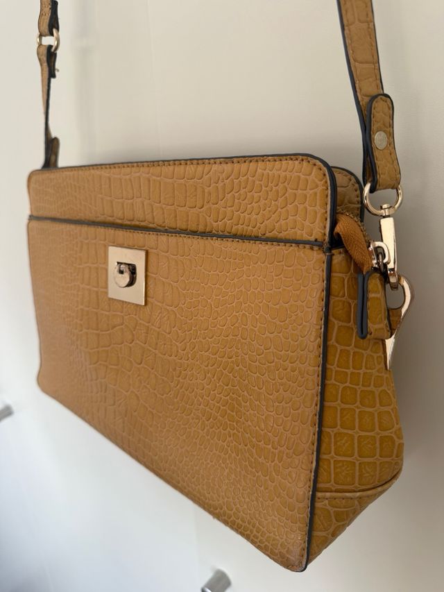 Bolso Parfois mostaza efecto piel cocodrilo