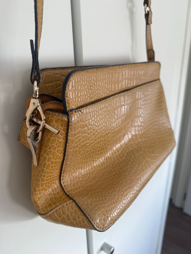 Bolso Parfois mostaza efecto piel cocodrilo