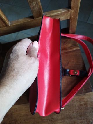 Borsetta rossa con tracolla