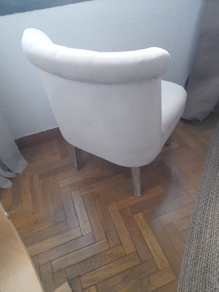 Sillón tapizado beige con patas de madera 