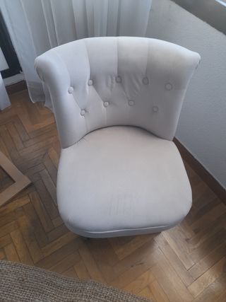 Sillón tapizado beige con patas de madera 