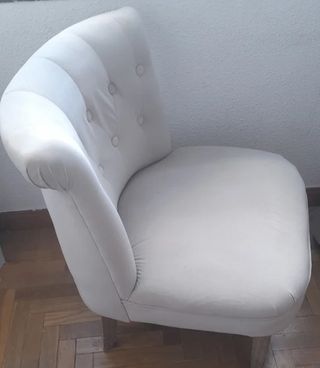 Sillón tapizado beige con patas de madera 