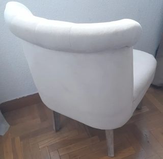 Sillón tapizado beige con patas de madera 
