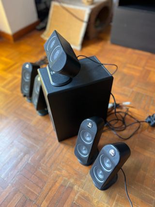 Sistema de altavoces Logitech 5.1 con subwoofer